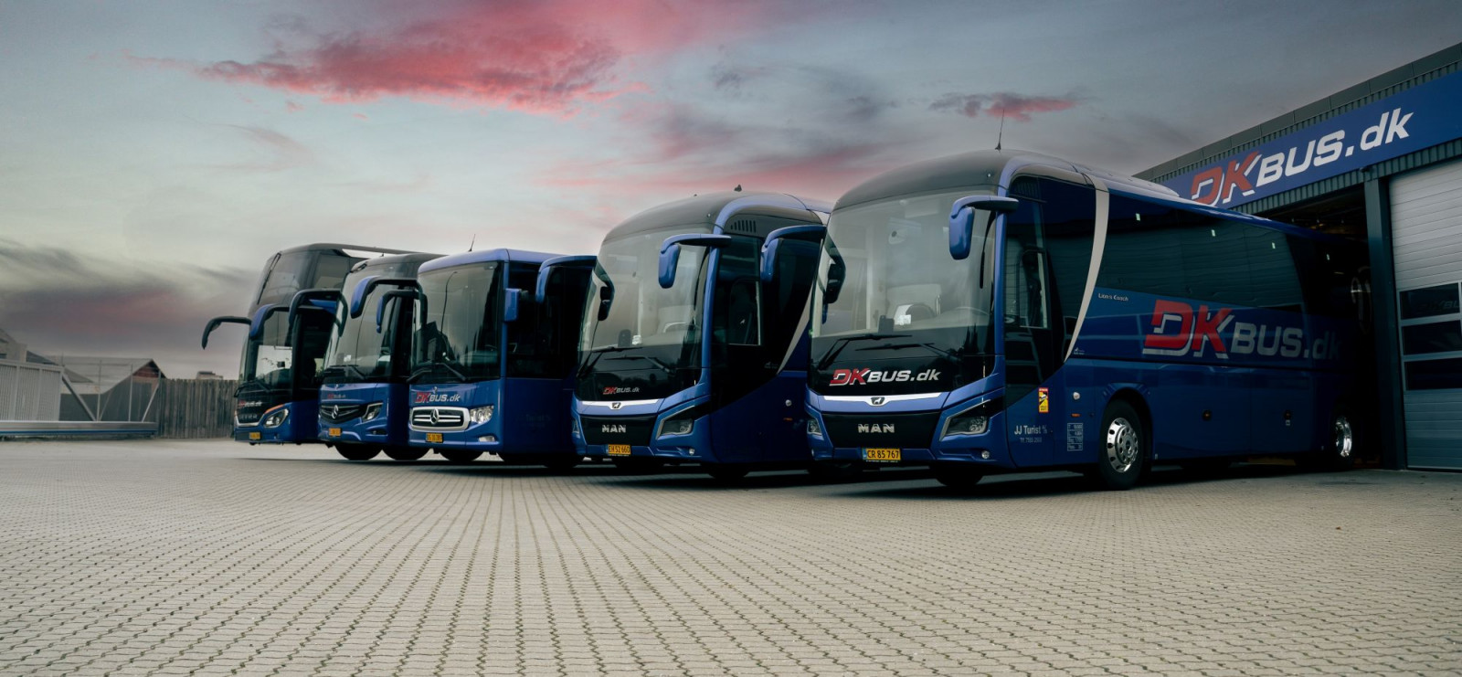 Forside: Stort billede + Kasse